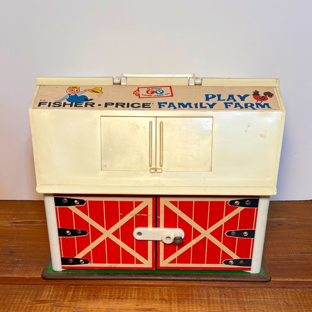 Vintage 1967 Fisher-Price Family Toy Farm doors and latches moo and work well!